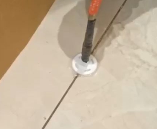 阿拉善右瓷砖空鼓维修公司专业解答瓷砖在铺贴过程中，如果没有涂抹均匀到位的粘结材料（如水泥砂浆或瓷砖胶），可能会导致以下问题